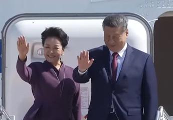 President Xi Jinping and Madame Peng Liyuan wave from the door of their aircraft as they leave the United States at the end of the state visit